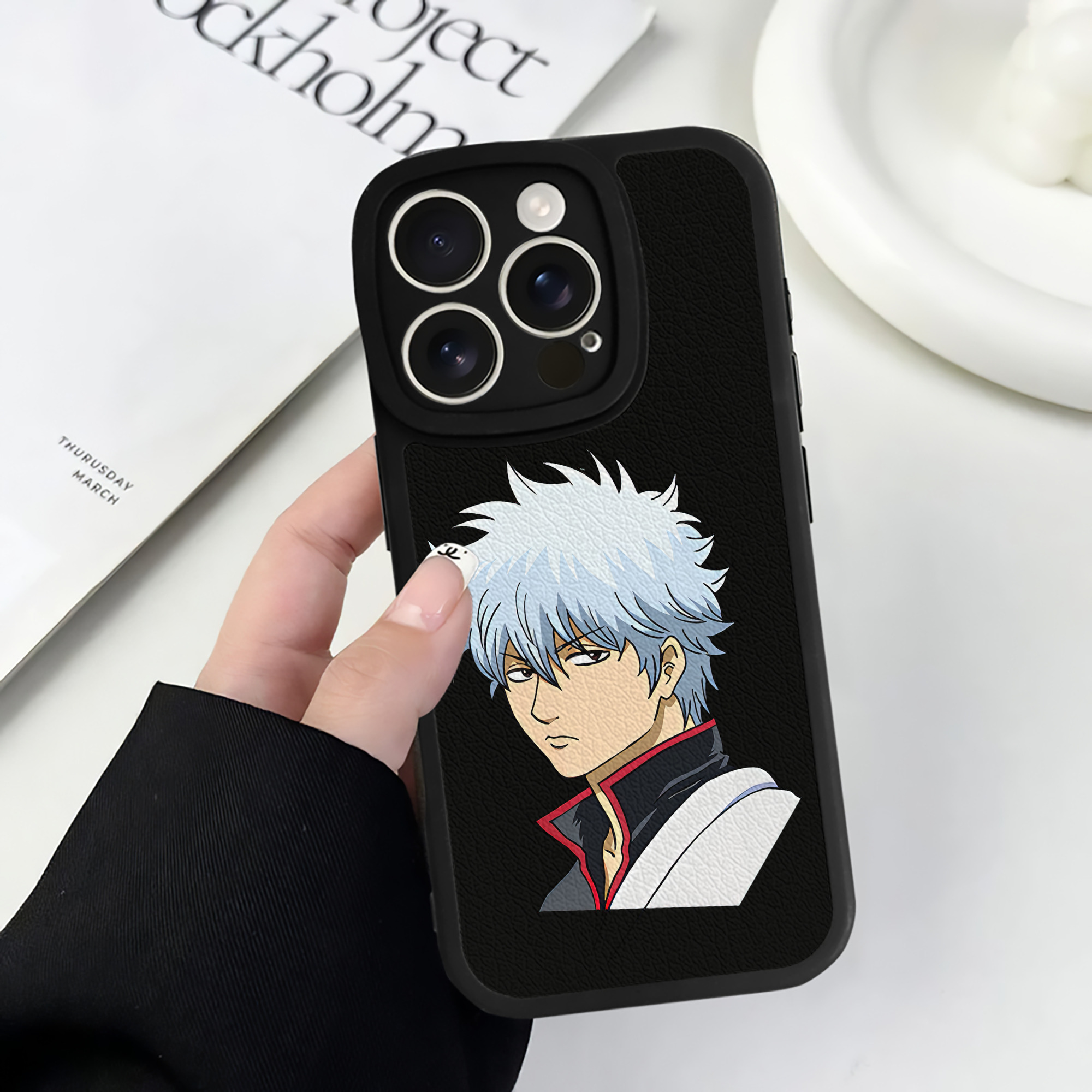 （画像用） ぎんたま 坂田銀時（さかたぎんとき） 神楽 志村新八（しむら しんぱち） GINTAMA Sakata Gintoki Kagura Shimura Shinpachi 【iPhone 16シリーズ対応】シリコンスマホケース（レザー調） 材質：シリコン